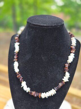 Vintage 1990s Alternating Brown White Shell Chip Necklace